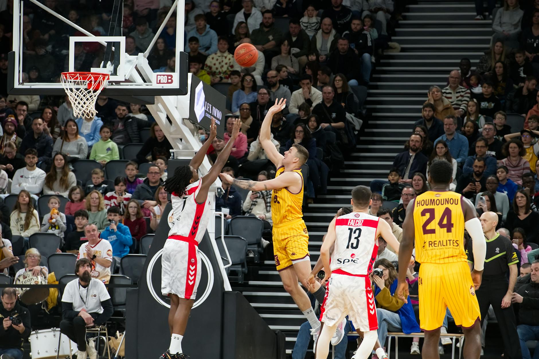 Understanding the Difference Between Class Actions and Mass Torts